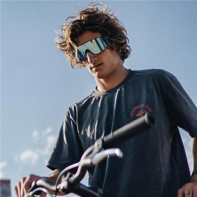 🚴‍♂️ @valmage, between land and sea, still equipped with his Mundaka Optic! 🌊 Whether on his bike or in the water, our surfer @valmage never compromises on performance or style. Spotted out and about, he shows off his Mundaka glasses with confidence, ready to take on any adventure, whether urban or marine. 📸 Thanks to @laurettecie for this spontaneous and authentic moment! 🙌 With Mundaka glasses, enjoy every moment, wherever you are. 🌿 #mundakaoptic #surferstyle #sportandstyle #photographer #performanceandcomfort #sunglassessport